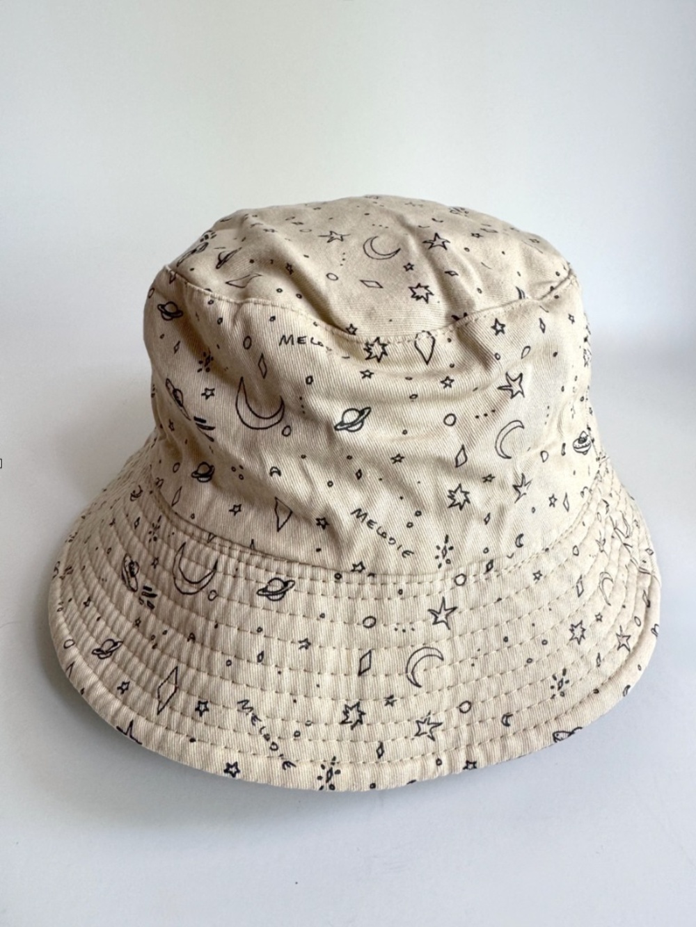 Melodie I Need Space Reversible Black and Tan Bucket Hat - Picture 6 of 7
